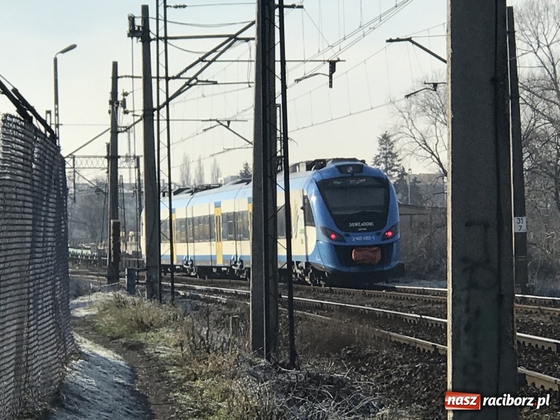 Zdjęcie w galerii na portalu naszraciborz.pl: Pociąg osobowy potrącił mężczyznę przy moście kolejowym  wiadomości z regionu