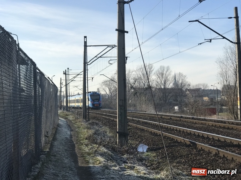 Zdjęcie w galerii na portalu naszraciborz.pl: Pociąg osobowy potrącił mężczyznę przy moście kolejowym  wiadomości z regionu