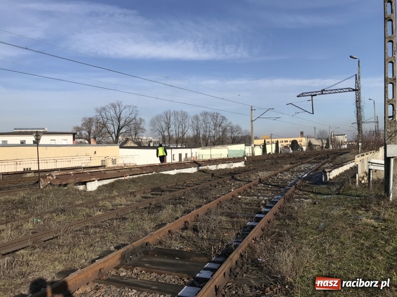 Zdjęcie w galerii na portalu naszraciborz.pl: Pociąg osobowy potrącił mężczyznę przy moście kolejowym  wiadomości z regionu