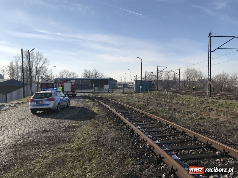 Zdjęcie w galerii na portalu naszraciborz.pl: Pociąg osobowy potrącił mężczyznę przy moście kolejowym  wiadomości z regionu