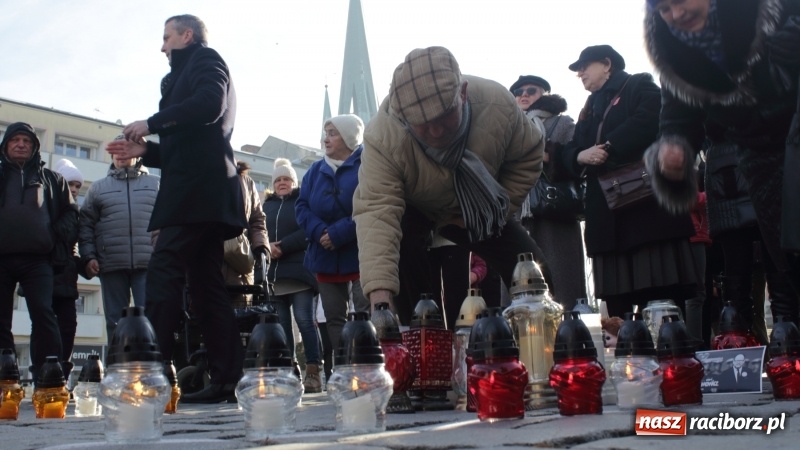 Zdjęcie w galerii na portalu naszraciborz.pl: Raciborskie pożegnanie śp. Pawła Adamowicza w obiektywie Artura Wierzbickiego  wiadomości z regionu