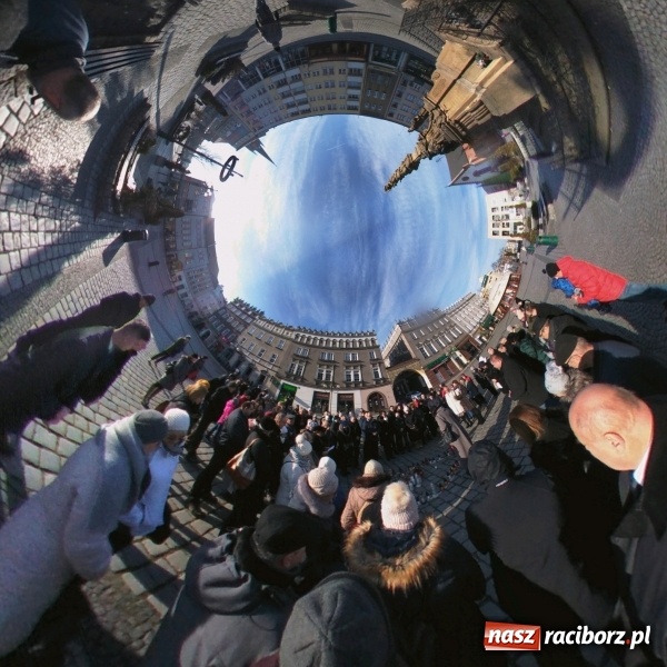 Zdjęcie w galerii na portalu naszraciborz.pl: Raciborskie pożegnanie śp. Pawła Adamowicza w obiektywie Artura Wierzbickiego  wiadomości z regionu