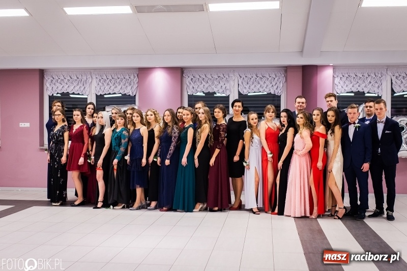 Zdjęcie w galerii na portalu naszraciborz.pl: Bal maturalny II LO im. Adama Mickiewicza w Zakrzowie FOTO i WIDEO wiadomości z regionu