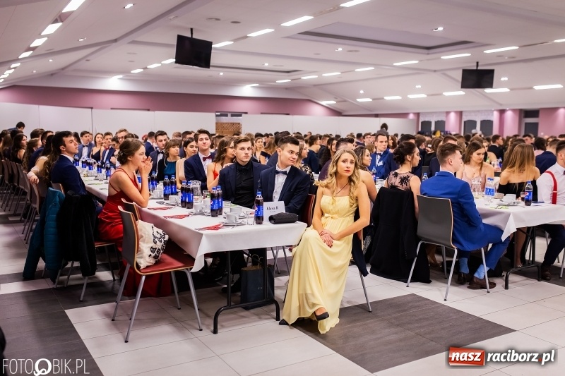 Zdjęcie w galerii na portalu naszraciborz.pl: Bal maturalny II LO im. Adama Mickiewicza w Zakrzowie FOTO i WIDEO wiadomości z regionu