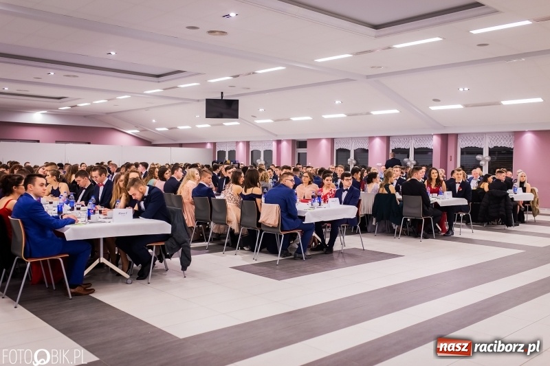 Zdjęcie w galerii na portalu naszraciborz.pl: Bal maturalny II LO im. Adama Mickiewicza w Zakrzowie FOTO i WIDEO wiadomości z regionu