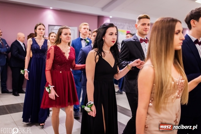 Zdjęcie w galerii na portalu naszraciborz.pl: Bal maturalny II LO im. Adama Mickiewicza w Zakrzowie FOTO i WIDEO wiadomości z regionu