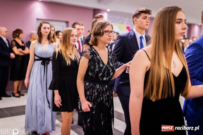 Zdjęcie w galerii na portalu naszraciborz.pl: Bal maturalny II LO im. Adama Mickiewicza w Zakrzowie FOTO i WIDEO wiadomości z regionu