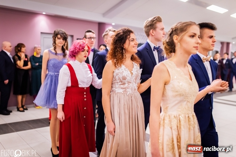 Zdjęcie w galerii na portalu naszraciborz.pl: Bal maturalny II LO im. Adama Mickiewicza w Zakrzowie FOTO i WIDEO wiadomości z regionu