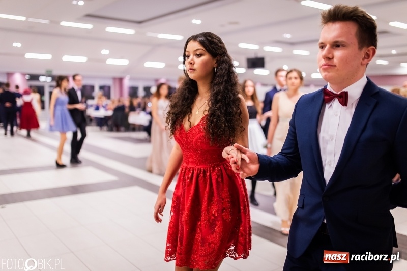 Zdjęcie w galerii na portalu naszraciborz.pl: Bal maturalny II LO im. Adama Mickiewicza w Zakrzowie FOTO i WIDEO wiadomości z regionu