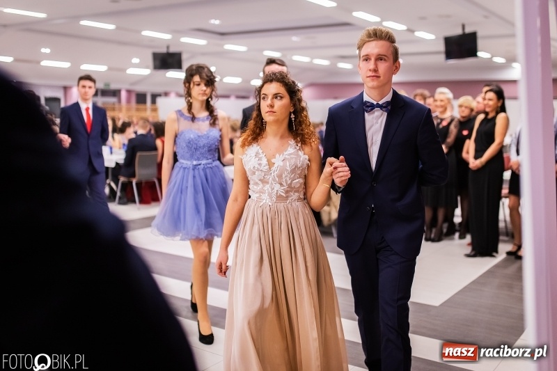 Zdjęcie w galerii na portalu naszraciborz.pl: Bal maturalny II LO im. Adama Mickiewicza w Zakrzowie FOTO i WIDEO wiadomości z regionu