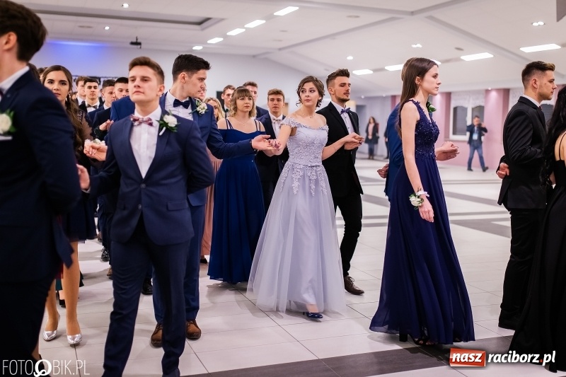 Zdjęcie w galerii na portalu naszraciborz.pl: Bal maturalny II LO im. Adama Mickiewicza w Zakrzowie FOTO i WIDEO wiadomości z regionu