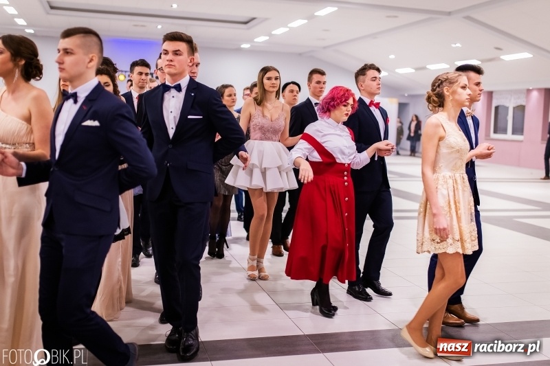 Zdjęcie w galerii na portalu naszraciborz.pl: Bal maturalny II LO im. Adama Mickiewicza w Zakrzowie FOTO i WIDEO wiadomości z regionu