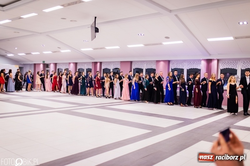 Zdjęcie w galerii na portalu naszraciborz.pl: Bal maturalny II LO im. Adama Mickiewicza w Zakrzowie FOTO i WIDEO wiadomości z regionu