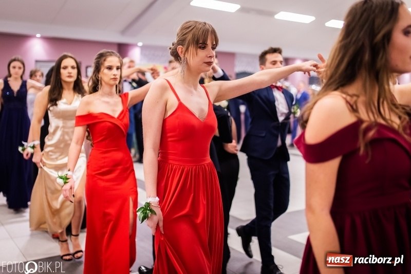 Zdjęcie w galerii na portalu naszraciborz.pl: Bal maturalny II LO im. Adama Mickiewicza w Zakrzowie FOTO i WIDEO wiadomości z regionu