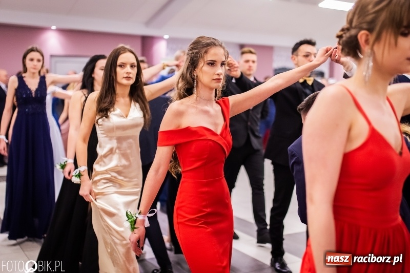 Zdjęcie w galerii na portalu naszraciborz.pl: Bal maturalny II LO im. Adama Mickiewicza w Zakrzowie FOTO i WIDEO wiadomości z regionu