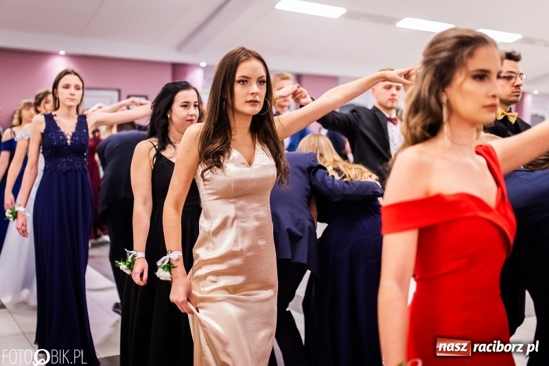 Zdjęcie w galerii na portalu naszraciborz.pl: Bal maturalny II LO im. Adama Mickiewicza w Zakrzowie FOTO i WIDEO wiadomości z regionu