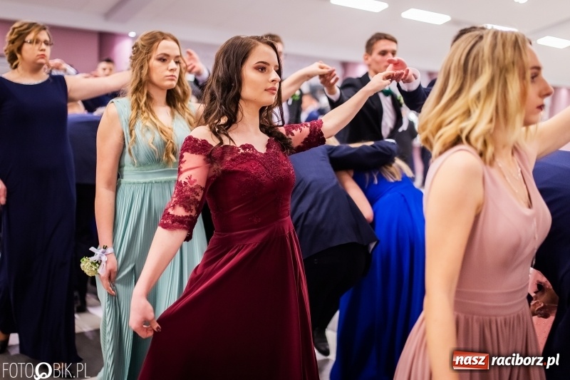 Zdjęcie w galerii na portalu naszraciborz.pl: Bal maturalny II LO im. Adama Mickiewicza w Zakrzowie FOTO i WIDEO wiadomości z regionu