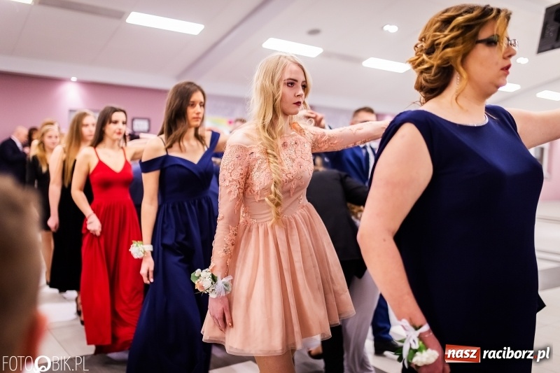 Zdjęcie w galerii na portalu naszraciborz.pl: Bal maturalny II LO im. Adama Mickiewicza w Zakrzowie FOTO i WIDEO wiadomości z regionu