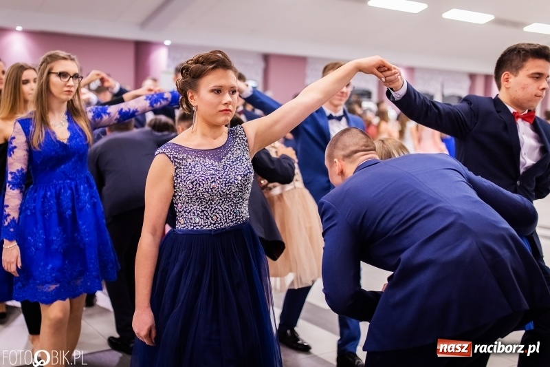 Zdjęcie w galerii na portalu naszraciborz.pl: Bal maturalny II LO im. Adama Mickiewicza w Zakrzowie FOTO i WIDEO wiadomości z regionu