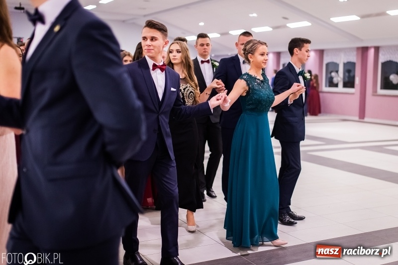 Zdjęcie w galerii na portalu naszraciborz.pl: Bal maturalny II LO im. Adama Mickiewicza w Zakrzowie FOTO i WIDEO wiadomości z regionu