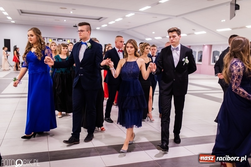 Zdjęcie w galerii na portalu naszraciborz.pl: Bal maturalny II LO im. Adama Mickiewicza w Zakrzowie FOTO i WIDEO wiadomości z regionu