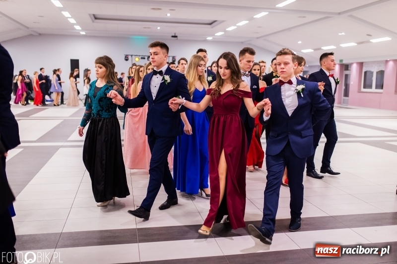 Zdjęcie w galerii na portalu naszraciborz.pl: Bal maturalny II LO im. Adama Mickiewicza w Zakrzowie FOTO i WIDEO wiadomości z regionu