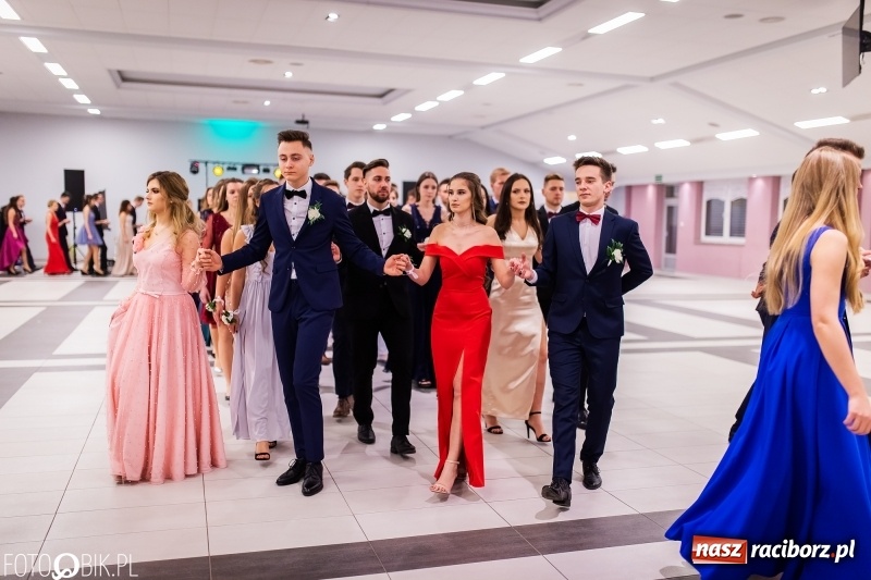 Zdjęcie w galerii na portalu naszraciborz.pl: Bal maturalny II LO im. Adama Mickiewicza w Zakrzowie FOTO i WIDEO wiadomości z regionu