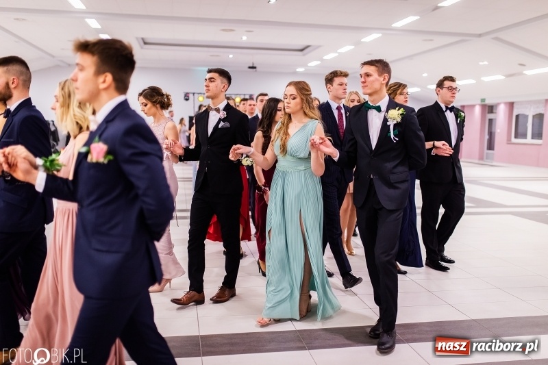 Zdjęcie w galerii na portalu naszraciborz.pl: Bal maturalny II LO im. Adama Mickiewicza w Zakrzowie FOTO i WIDEO wiadomości z regionu