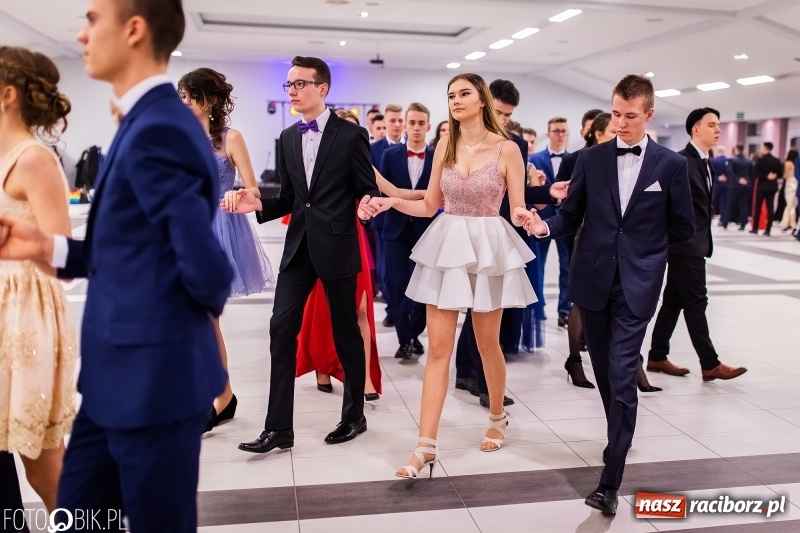 Zdjęcie w galerii na portalu naszraciborz.pl: Bal maturalny II LO im. Adama Mickiewicza w Zakrzowie FOTO i WIDEO wiadomości z regionu