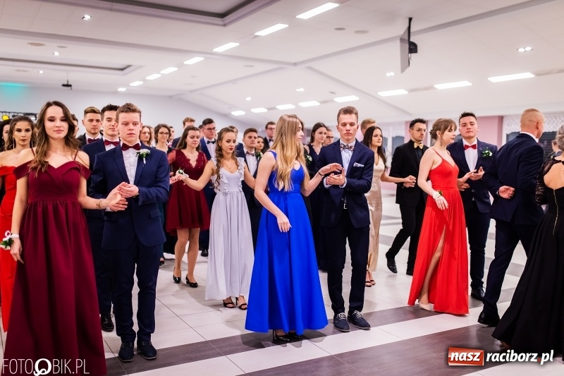 Zdjęcie w galerii na portalu naszraciborz.pl: Bal maturalny II LO im. Adama Mickiewicza w Zakrzowie FOTO i WIDEO wiadomości z regionu