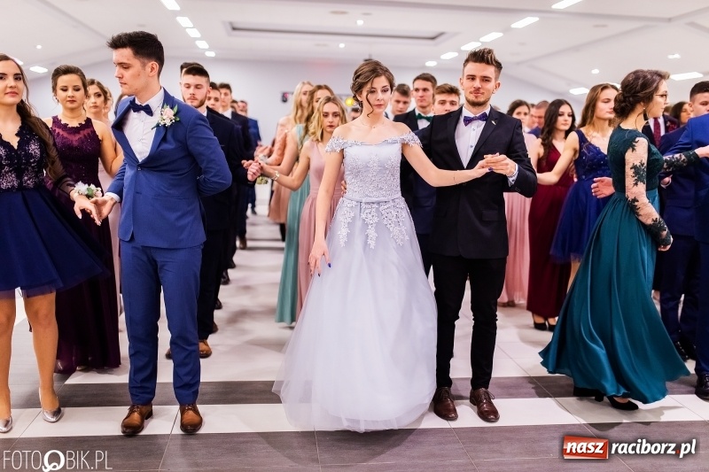 Zdjęcie w galerii na portalu naszraciborz.pl: Bal maturalny II LO im. Adama Mickiewicza w Zakrzowie FOTO i WIDEO wiadomości z regionu