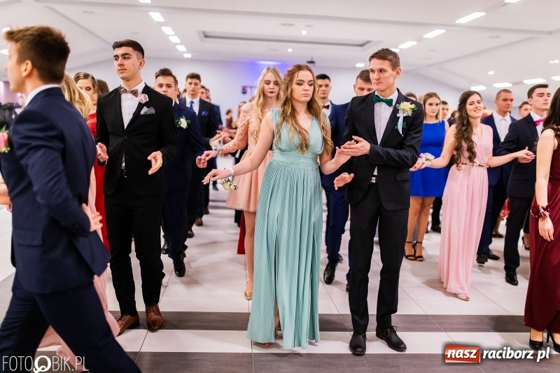 Zdjęcie w galerii na portalu naszraciborz.pl: Bal maturalny II LO im. Adama Mickiewicza w Zakrzowie FOTO i WIDEO wiadomości z regionu