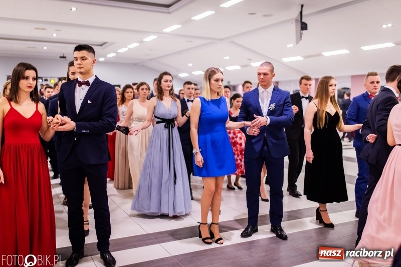 Zdjęcie w galerii na portalu naszraciborz.pl: Bal maturalny II LO im. Adama Mickiewicza w Zakrzowie FOTO i WIDEO wiadomości z regionu