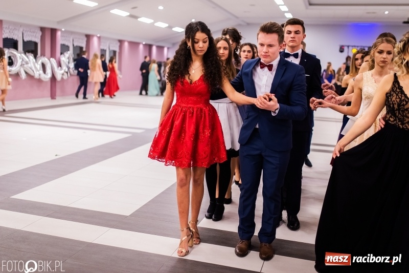 Zdjęcie w galerii na portalu naszraciborz.pl: Bal maturalny II LO im. Adama Mickiewicza w Zakrzowie FOTO i WIDEO wiadomości z regionu