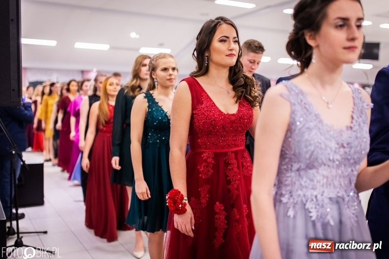 Zdjęcie w galerii na portalu naszraciborz.pl: Bal maturalny II LO im. Adama Mickiewicza w Zakrzowie FOTO i WIDEO wiadomości z regionu