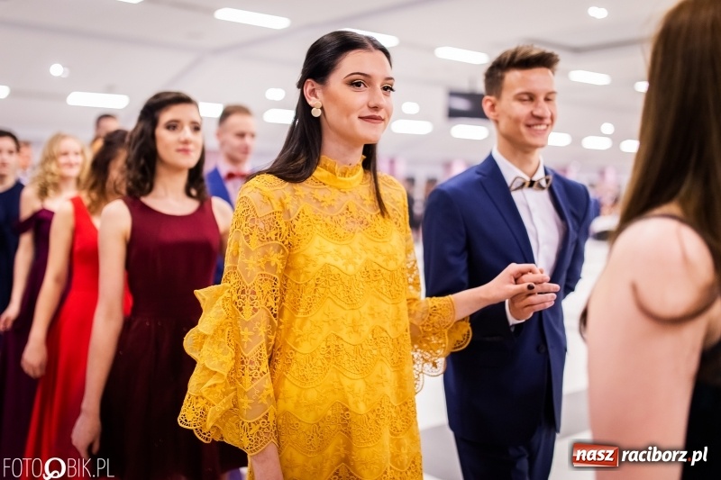 Zdjęcie w galerii na portalu naszraciborz.pl: Bal maturalny II LO im. Adama Mickiewicza w Zakrzowie FOTO i WIDEO wiadomości z regionu