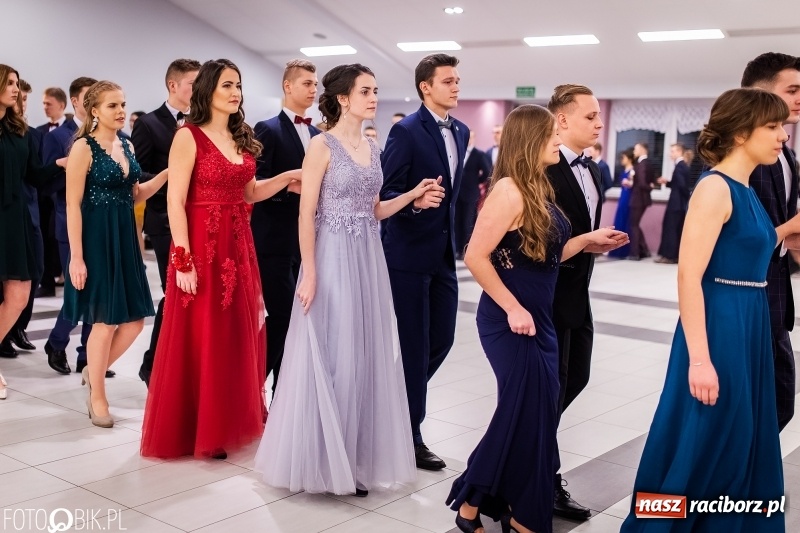 Zdjęcie w galerii na portalu naszraciborz.pl: Bal maturalny II LO im. Adama Mickiewicza w Zakrzowie FOTO i WIDEO wiadomości z regionu