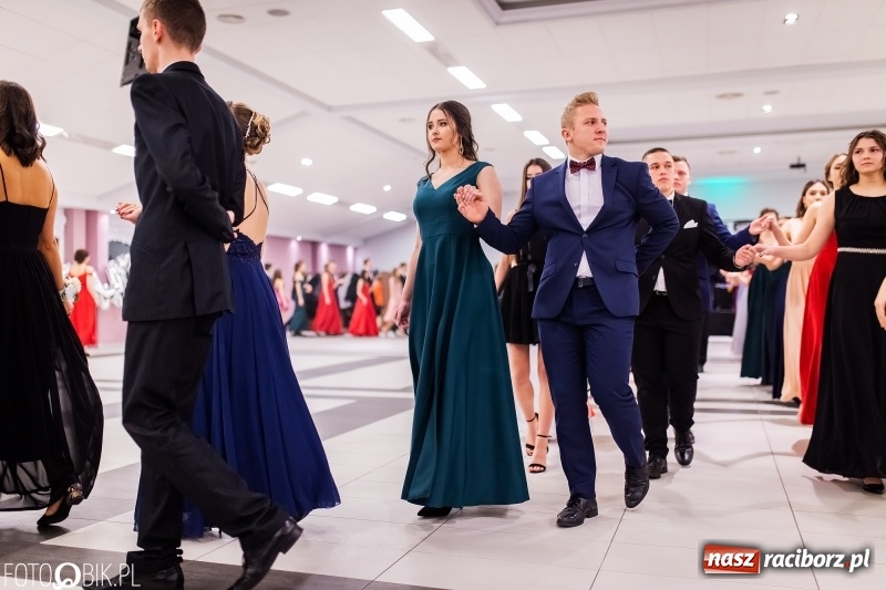 Zdjęcie w galerii na portalu naszraciborz.pl: Bal maturalny II LO im. Adama Mickiewicza w Zakrzowie FOTO i WIDEO wiadomości z regionu