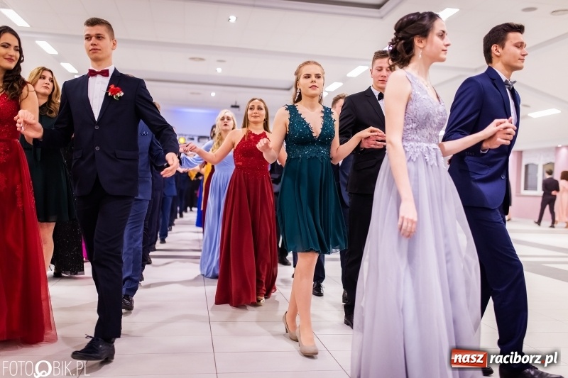 Zdjęcie w galerii na portalu naszraciborz.pl: Bal maturalny II LO im. Adama Mickiewicza w Zakrzowie FOTO i WIDEO wiadomości z regionu