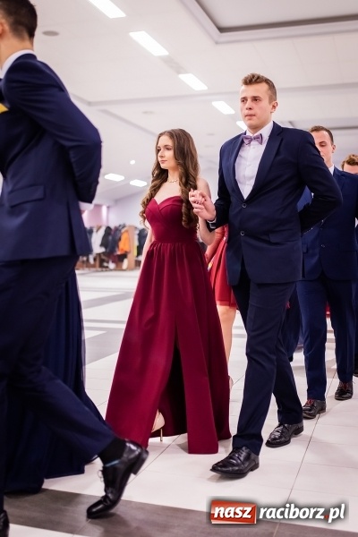 Zdjęcie w galerii na portalu naszraciborz.pl: Bal maturalny II LO im. Adama Mickiewicza w Zakrzowie FOTO i WIDEO wiadomości z regionu