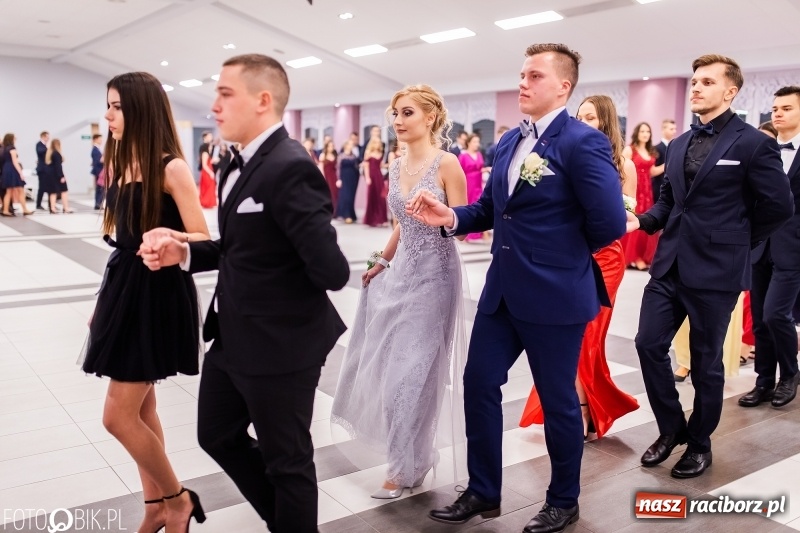 Zdjęcie w galerii na portalu naszraciborz.pl: Bal maturalny II LO im. Adama Mickiewicza w Zakrzowie FOTO i WIDEO wiadomości z regionu