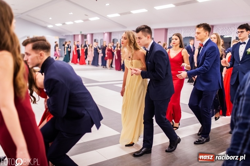 Zdjęcie w galerii na portalu naszraciborz.pl: Bal maturalny II LO im. Adama Mickiewicza w Zakrzowie FOTO i WIDEO wiadomości z regionu