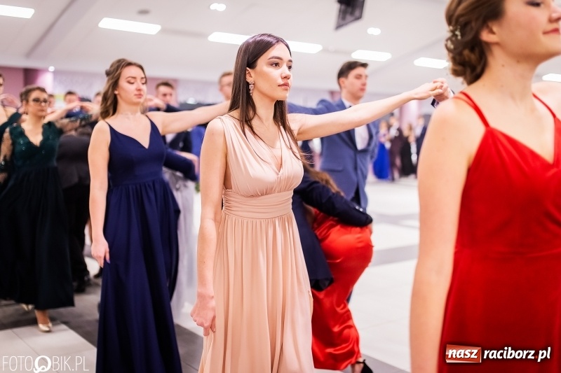 Zdjęcie w galerii na portalu naszraciborz.pl: Bal maturalny II LO im. Adama Mickiewicza w Zakrzowie FOTO i WIDEO wiadomości z regionu