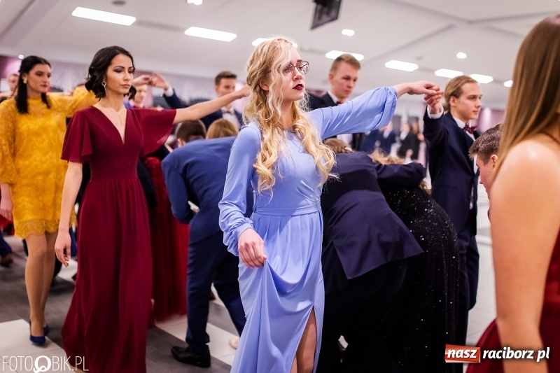 Zdjęcie w galerii na portalu naszraciborz.pl: Bal maturalny II LO im. Adama Mickiewicza w Zakrzowie FOTO i WIDEO wiadomości z regionu