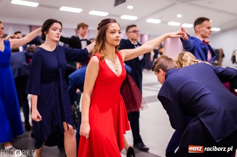 Zdjęcie w galerii na portalu naszraciborz.pl: Bal maturalny II LO im. Adama Mickiewicza w Zakrzowie FOTO i WIDEO wiadomości z regionu