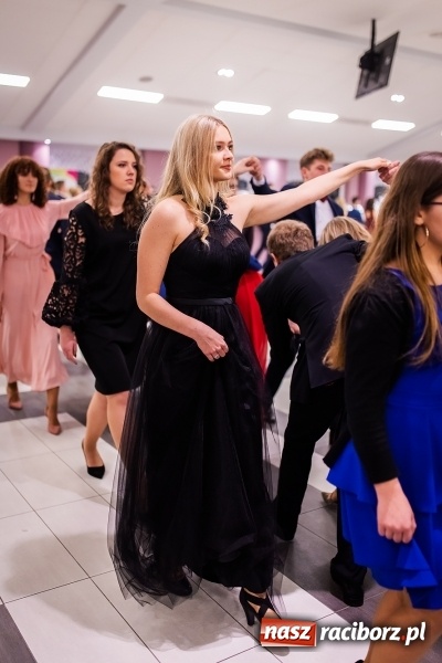 Zdjęcie w galerii na portalu naszraciborz.pl: Bal maturalny II LO im. Adama Mickiewicza w Zakrzowie FOTO i WIDEO wiadomości z regionu