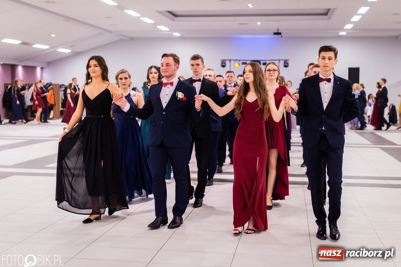 Zdjęcie w galerii na portalu naszraciborz.pl: Bal maturalny II LO im. Adama Mickiewicza w Zakrzowie FOTO i WIDEO wiadomości z regionu