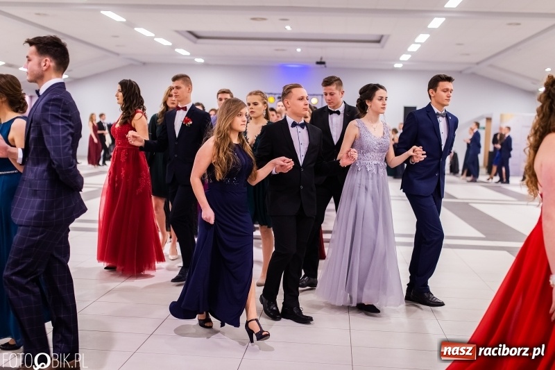 Zdjęcie w galerii na portalu naszraciborz.pl: Bal maturalny II LO im. Adama Mickiewicza w Zakrzowie FOTO i WIDEO wiadomości z regionu