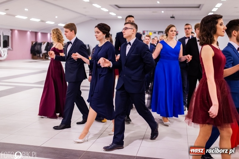 Zdjęcie w galerii na portalu naszraciborz.pl: Bal maturalny II LO im. Adama Mickiewicza w Zakrzowie FOTO i WIDEO wiadomości z regionu