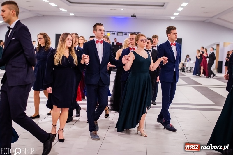 Zdjęcie w galerii na portalu naszraciborz.pl: Bal maturalny II LO im. Adama Mickiewicza w Zakrzowie FOTO i WIDEO wiadomości z regionu